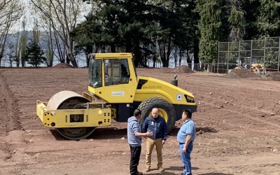 Alcalde Valdivia supervisó mejoras históricas del Estadio de Coñaripe